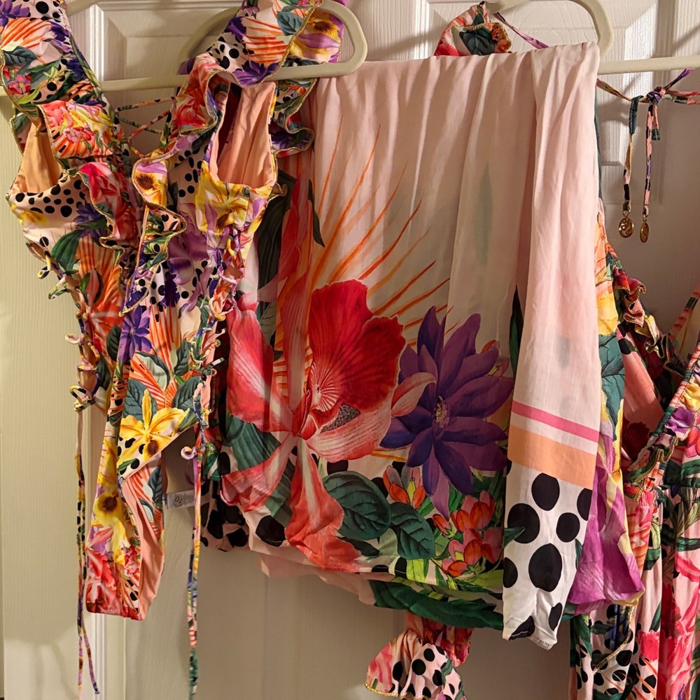 Luli Fama SHOCKING FLORALS.
Swimsuit
Pareo
Cover up
Limited print - Picture 6 of 12